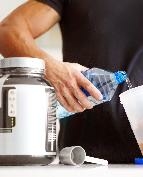 Un sportif prépare une boisson hyperprotéinée